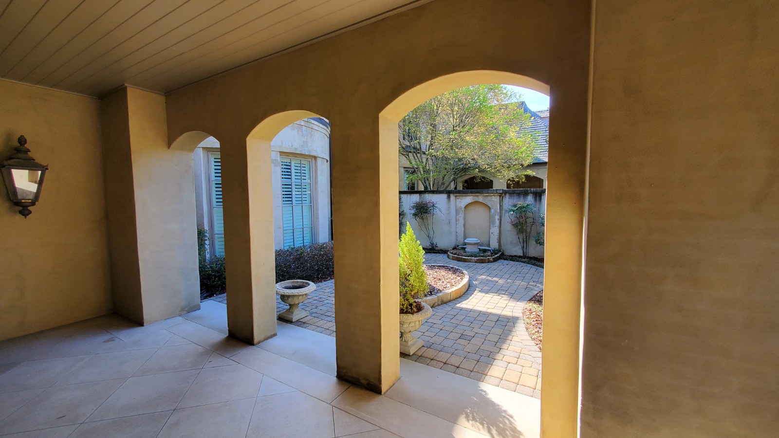 Arched
                Entrance overlooking Courtyard!